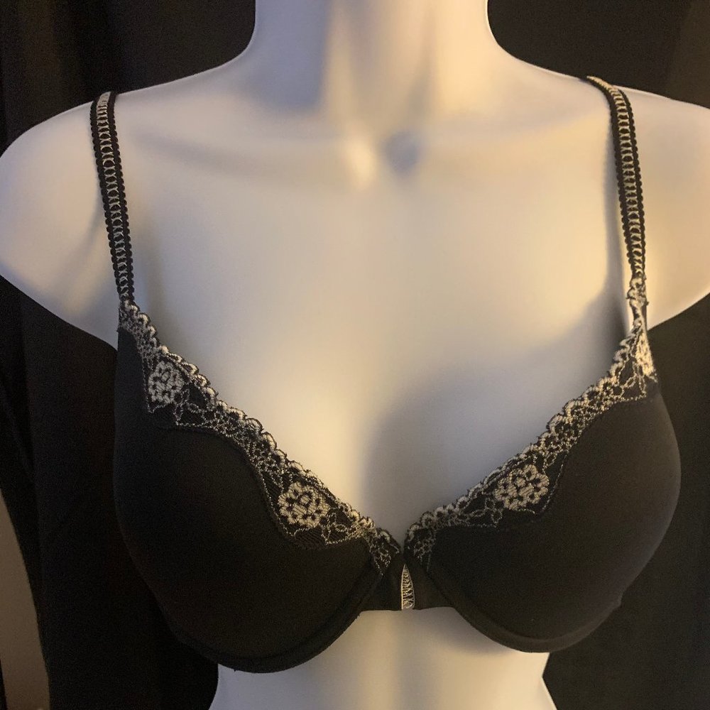Lace embellished lightly padded bra